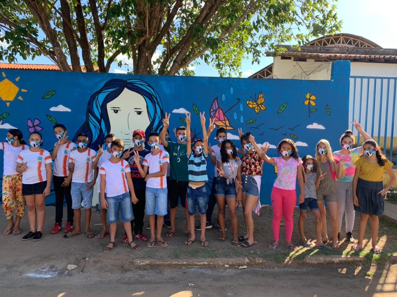 Desenhos produzidos por alunos viram ilustração em muro de escola